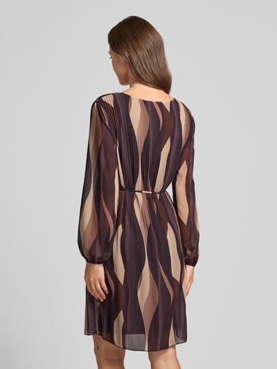 Frauenmodel trägt Knielanges Kleid mit Bindegürtel Modell 'Sa44raa' von ZABAIONE, braun-beige Muster, Chiffon, Rückenansicht, Ganzkörperansicht Rückansicht.