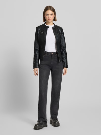 Frauenmodel trägt Jacke im authentischen Leder-Look von Only in Schwarz mit Stehkragen, Reißverschluss, taillierter Schnitt, Zwei Reißverschlusstaschen; Kontext: Damen Jacke, Brusttaschen, Eingrifftaschen, Rückenlänge 56 cm, Schulterbreite 37 cm, Ärmellänge 62 cm, Ganzkörperansicht von vorne.