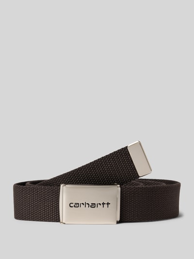Productfoto, donkerbruine riem met logodetail en structuurpatroon, Model 'Chrome' van Carhartt Work In Progress, clipsluiting, Breedte maat 1: 3 cm
