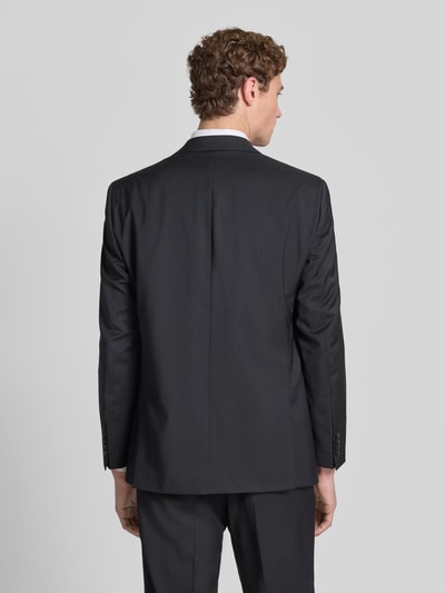 Männermodel trägt schwarzes Slim-Fit 2-Knopf-Sakko mit Pattentaschen Modell 'Tobias' von Carl Gross aus Reine Schurwolle, Ganzkörperansicht Rückansicht. Rückenlänge, Schulterbreite und Ärmellänge bei Größe 50 angegeben.