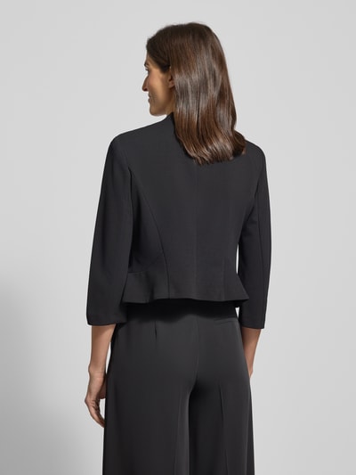 Frauenmodel trägt Bolero mit 3/4-Ärmel von Swing in Schwarz, Material-Mix mit Stretch-Anteil, Regular Fit, Ganzkörperansicht Rückansicht.
