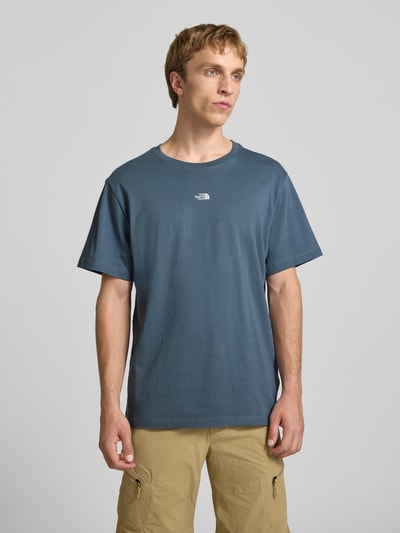 Männermodel trägt T-Shirt mit Logo-Stitching von The North Face in Blau, reine Baumwolle, gerader Schnitt, Nahaufnahme Oberkörper.