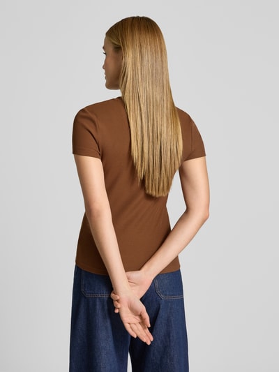 Frauenmodel trägt Slim Fit T-Shirt mit Rundhalsausschnitt Modell 'COSTINA' von Stefanel in Braun, Baumwoll-Elasthan-Mix, Ganzkörperansicht Rückansicht.