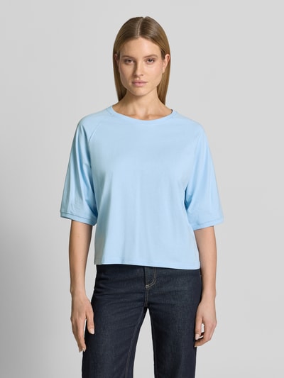 Frauenmodel trägt Regular Fit Sweatshirt mit Rundhalsausschnitt Modell 'Comte' von FREE/QUENT aus reiner Baumwolle in Hellblau, Halbarm, elastische Ärmelabschlüsse, Ganzkörperansicht von vorne.