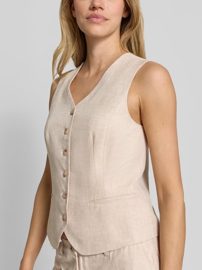 Frauenmodel trägt Weste aus Viskose-Leinen-Mix mit V-Ausschnitt Modell 'DAZIA' von B.Young in Beige mit Knopfleiste, Nahaufnahme Oberkörper.