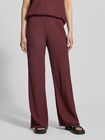 Frauenmodel trägt Hose mit Strukturmuster von Christian Berg Woman, Material-Mix mit Stretch-Anteil, Regular-Fit, Elastischer Bund, Ganzkörperansicht von vorne.