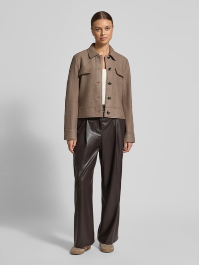 Modelka damska ma na sobie Regular Fit Jacke aus Viskose-Mix mit Woll-Anteil od Betty Barclay, beżowy kolor, kołnierz wykładany, kieszenie na piersi, pełne zapięcie na guziki, krój regular fit, długość tyłu w rozmiarze 36: 53 cm, szerokość w rozmiarze 36: 51 cm, długość rękawa w rozmiarze 36: 62 cm, widok całej sylwetki od przodu.