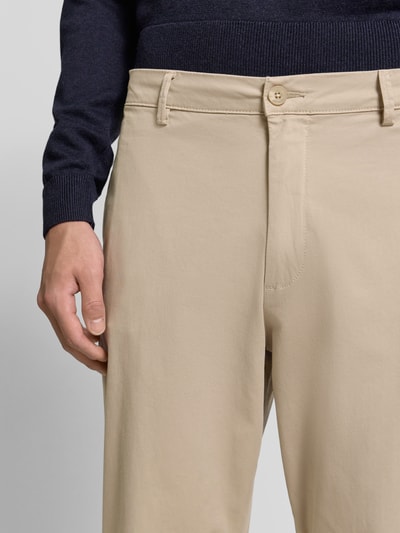 Männermodel trägt Stoffhose mit Gesäßtaschen von Casual Friday in Beige, Baumwoll-Elasthan-Mix, Nahaufnahme Oberkörper.