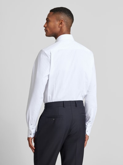 Männermodel trägt Slim Fit Businesshemd aus Baumwoll-Mix mit Kentkragen von OLYMP, weiß mit feinen Streifen, Rückenansicht, Ganzkörperansicht Rückansicht. Das Hemd mit Sportmanschetten, durchgängiger Knopfleiste und elastischem Material passt zu Business-Outfits. Rückenlänge, Schulterbreite und Ärmellänge bei Größe 40 laut Kontext.