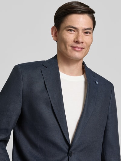 Mannelijk model draagt Regular Fit Sakko aus reinen Leinen mit reverskraag van Christian Berg Men, donkerblauw met borstzak, 2-knoopsluiting, opgestikte zakken, regular fit, pure linnen, reverskraag, detailopname bovenlichaam.