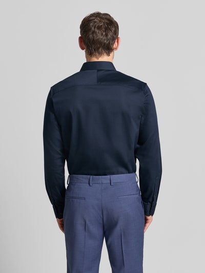 Männermodel trägt donkerblauw zakelijk overhemd van katoenmix model 'FILIP' van Selected Homme, heren, geheellichaamsaanzicht achteraan