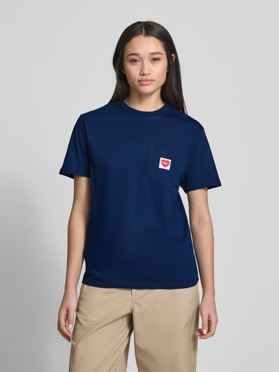 Carhartt Work In Progress T-shirt z czystej bawełny ekologicznej z naszywką z logo Ciemnoniebieski 4