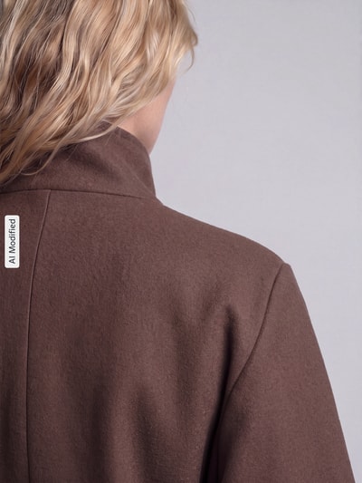 Vrouwenmodel draagt Loose fit poncho met strikceintuur Model 'AIKEN' van PIECES, look: effen, opstaande kraag, webware, detailopname, KI-modificeerd beeld