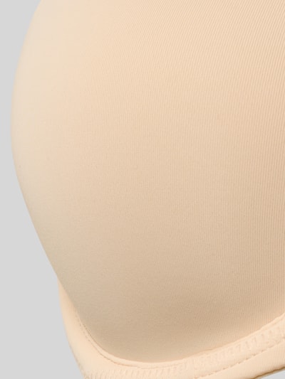 Frauenmodel trägt Regular Fit BH in Balcony-Optik von DORINA aus Elastischer-Material-Mix mit feiner Struktur, Nahaufnahme Oberkörper. Abnehmbare, verstellbare Spaghettiträger, Hakenverschluss.