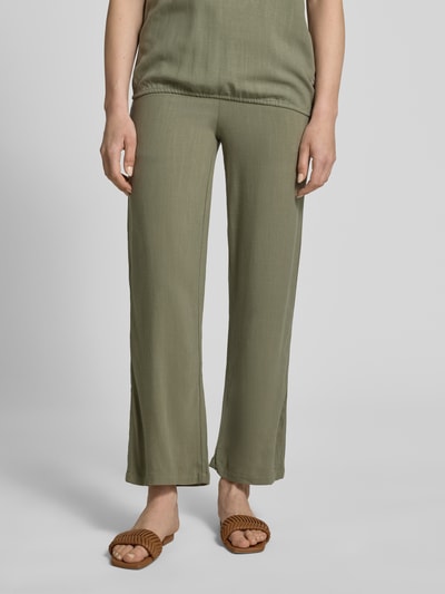 Vrouwenmodel draagt broek van mix van viscose en linnen, relaxed fit, elastische band, tunnelkoord, model 'Ca44talina' van ZABAIONE, dames broek, bandwijdte maat S 36 cm, binnenbeenlengte maat S 75 cm, kleur olijfgroen, textuur glad, rechte pijpen, detailopname voorkant