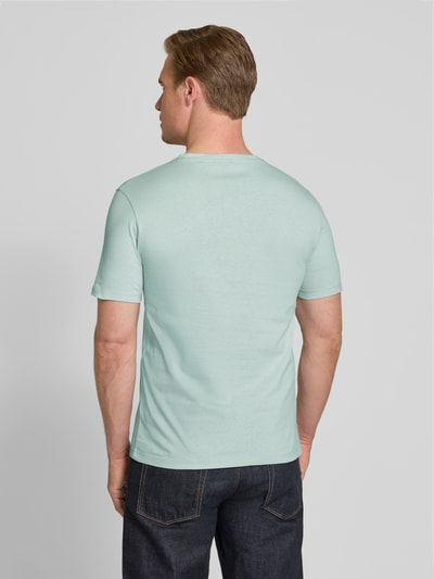 Männermodel trägt Regular Fit T-Shirt aus reiner Baumwolle Modell 'TALES' von BOSS Orange in Optik: Unifarben, Rückansicht Ganzkörperansicht.
