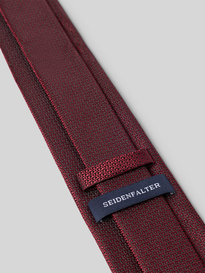 Produktfoto, Krawatte aus reiner Seide von Prince Bowtie in Dunkelrot mit Strukturmuster und Teilungsnähten, klassische Passform, Breite 7 cm