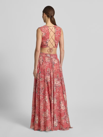 Modelka nosi Regular Fit Maxikleid mit floralem Allover-Print von ADLYSH, odcień różowy, kwiatowy nadruk na całej powierzchni, plisy, dekolt w serek, krój bez rękawów, obszycie falbanami, wycięcia, wiązanie, długość tyłu w rozmiarze S: 52 cm, szerokość w rozmiarze S: 32 cm, widok całej sylwetki z tyłu.