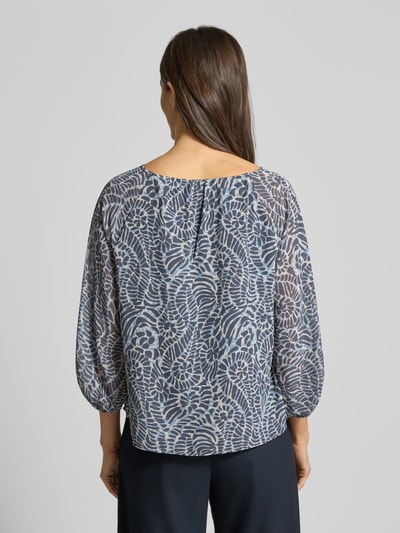 Frauenmodel trägt Oversized Langarmbluse mit 3/4 Arm von s.Oliver BLACK LABEL, abstraktes Muster, Optik: unifarben, semitransparent, Chiffon, Ganzkörperansicht Rückansicht.