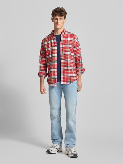 Męski model nosi Straight Fit Jeans mit 5-Pocket-Design od Levi's®, jasnoniebieski, bawełna z elastanem, pełen widok z przodu.