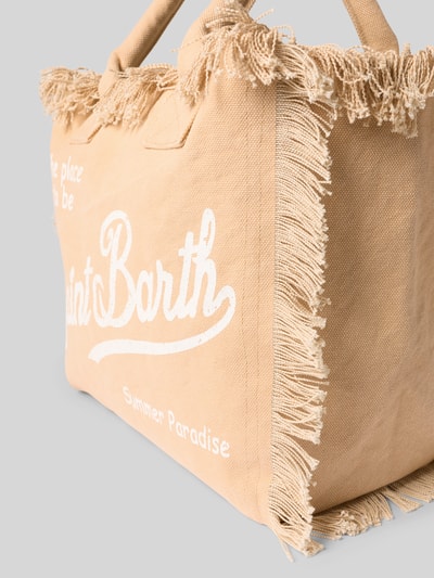 Produktfoto, shopper van puur katoen model 'VANITY' van MC2 Saint Barth, labelprint, franjes, draagband, hoofdvak met ritssluiting, breedte 37 cm, lengte 32 cm, diepte 22 cm, bandlengte schouderriem 48 cm