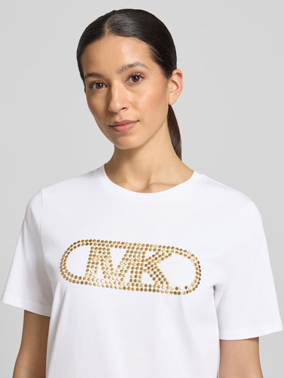 Frauenmodel trägt T-Shirt mit Logo und Rundhalsausschnitt von MICHAEL Michael Kors, Reine Baumwolle, Regular-Fit, Logo, Nahaufnahme Oberkörper.