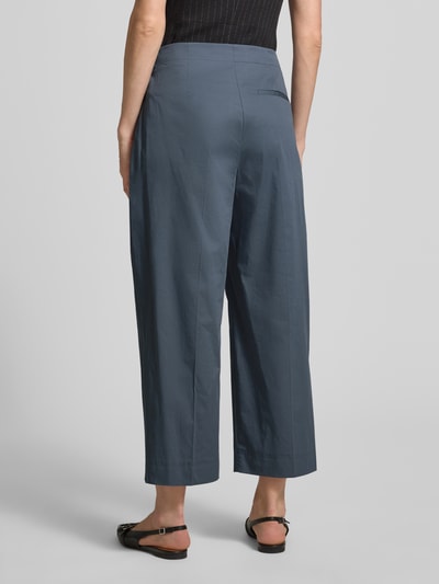 Frauenmodel trägt Caprihose mit Gesäßtasche von Luisa Cerano in Blau, Relaxed Fit, Baumwoll-Elasthan-Mix, Ganzkörperansicht Rückansicht.