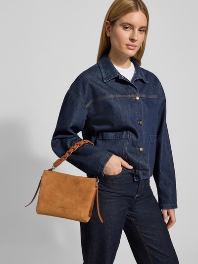 Kobiece modelka nosi torebkę z detalem z logo model 'BOHEME' od Coccinelle, główna przegroda z zamkiem błyskawicznym, uchwyt, odpinany pasek na ramię, przegródka wewnętrzna z zamkiem, szerokość 25 cm, długość 19 cm, głębokość 13 cm, długość paska na ramię 127 cm, widok całej sylwetki z przodu.