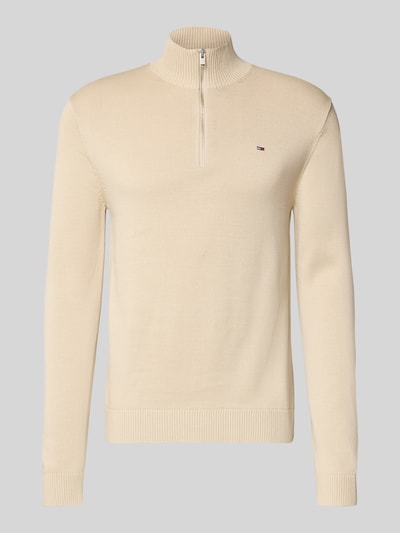 Produktfoto, Slim Fit Troyer aus reiner Baumwolle von Tommy Jeans in Optik: Unifarben, Feinstrick, mit Logo-Detail, Troyer-Kragen und Reißverschluss.