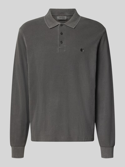 Produktfoto, Relaxed Fit Poloshirt aus reiner Baumwolle mit Label-Stitching von Carhartt Work In Progress, einfarbiges Grau, Langarm, Polokragen, Herren Poloshirt, glatte Textur, Rückenlänge 73 cm bei Größe M.
