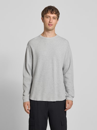 Männermodel trägt Relaxed Fit Langarmshirt aus reiner Baumwolle von Levi's®, hellgrau, strukturierte Oberfläche, Ganzkörperansicht von vorne.