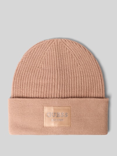 Produktfoto, Mütze aus Viskose-Mix in Strick-Optik von GUESS, beige Farbe, Logo-Patch mit Strasssteinbesatz, strukturierte Oberfläche