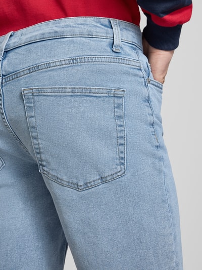 Männermodel trägt Regular Fit Jeansshorts aus Baumwoll-Mix Modell 'PLY LBD 6185' von Only & Sons in hellem Denim mit Label Patch, Nahaufnahme Rückansicht.