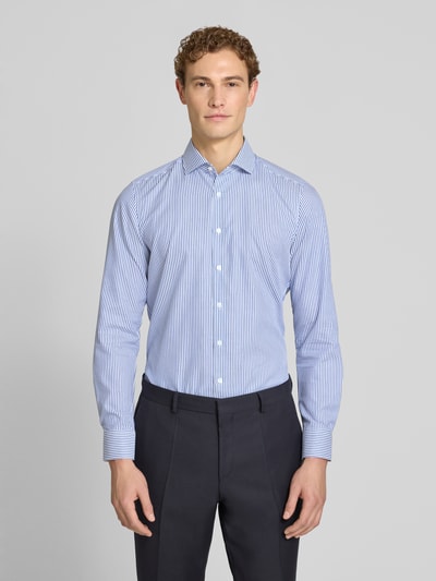 Męski model nosi Slim Fit Business Hemd mit Kentkragen von OLYMP Level Five z bawełny, z długim rękawem, listwą guzikową, krój slim fit, długość tyłu 79 cm, szerokość ramion 40 cm, długość rękawów 87 cm, widok całej sylwetki z przodu