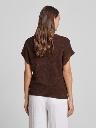 Vrouwenmodel draagt gebreid shirt met kapmouwen model 'Estapper' van FREE/QUENT in bruin, regular fit, ronde hals, ruglengte maat S 55 cm, mouwlengte 24 cm, geheel achteraanzicht
