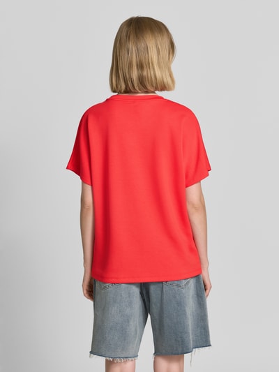 Frauenmodel trägt Damen T-Shirt mit Rundhalsausschnitt Modell 'BANU' von Soyaconcept im Relaxed-Fit Material-Mix, rote Farbe, Ganzkörperansicht Rückansicht.