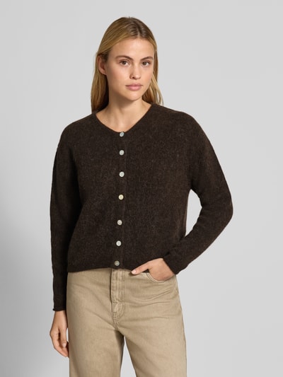 Kobiece model prezentuje kardigan Relaxed Fit Cardigan aus Woll-Alpaka-Mix Model 'VITOW' od American Vintage, mieszanka wełny i alpaki, imitacja dzianiny, listwa guzikowa, okrągły dekolt, długość tyłu w rozmiarze S 52 cm, długość rękawów w rozmiarze S 56 cm, widoczne kolory: ciemnobrązowy i beżowy, tekstura miękka, imitacja dzianiny, pełny widok od przodu.
