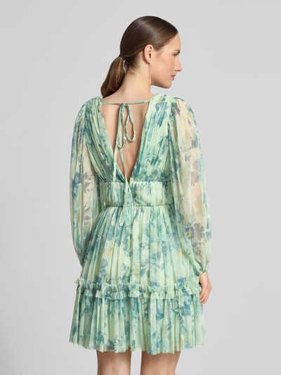 Vrouwenmodel draagt Cocktailkleid aus Tüll mit V-Ausschnitt van LACE & BEADS, mintgroene tinten, a-lijn, minijurk, rugaanzicht