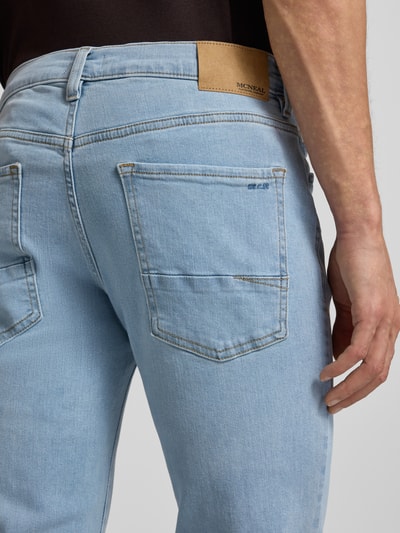 Mężczyzna nosi Regular Fit Jeans mit Eingrifftaschen von MCNEAL, jasnoniebieski denim, bawełna z elastanem, widok z tyłu detal pośladków.