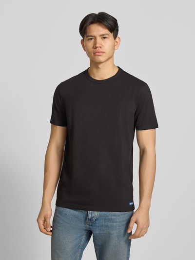 Männermodel trägt Regular Fit T-Shirt-Set aus Baumwoll-Mix Modell 'NAOLO' im 2er-Pack von HUGO Blue, unifarben, Jersey, Nahaufnahme Oberkörper.