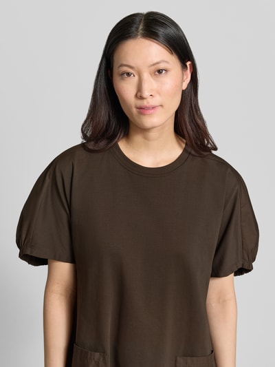 Kobiece modelka nosi knielanges sukienka tunikowa z bufiaste rękawy model 'ONORE' od MM by Max Mara, mieszanka bawełny z dodatkiem streczu, linia a, okrągły dekolt, kolor ciemnobrązowy, długość do kolan, szerokość w rozmiarze S: 50 cm, długość tyłu w rozmiarze S: 90 cm, długość rękawów w rozmiarze S: 30 cm, tkanina gładka, widok na górną część ciała z przodu.