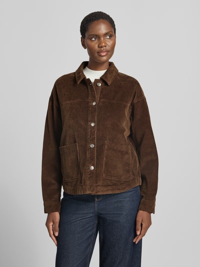 Frauenmodel trägt Relaxed Fit Langarmbluse aus reiner Baumwolle Modell 'JAMIE' von VERO MODA in Braun mit Knopfleiste, Ganzkörperansicht von vorne.