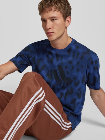 ADIDAS SPORTSWEAR T-Shirt mit Label-Print Dunkelblau 3