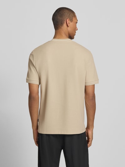 Männermodel trägt Regular Fit T-Shirt aus reiner Baumwolle Modell 'C-TAUT-40' von BOSS in Beige, unifarben, Rückansicht, Piqué-Textur.