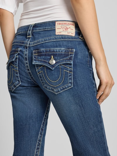 Frauenmodel trägt Bootcut-Jeans aus Baumwoll-Mix Modell 'JOEY' von TRUE RELIGION in mittlerem Blau mit gelber Kontrastnaht, Nahaufnahme Rückansicht, Damen Bootcut-Jeans von TRUE RELIGION.