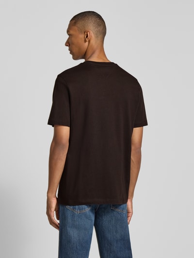 Männermodel trägt Regular Fit T-Shirt aus reiner Baumwolle von Tommy Hilfiger in Schwarz, glatte Oberfläche, Ganzkörperansicht Rückansicht.