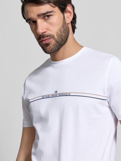 Männermodel trägt Regular Fit T-Shirt mit Logo-Print von Christian Berg Men, weiß, reine Baumwolle, Rundhalsausschnitt, Nahaufnahme Oberkörper.