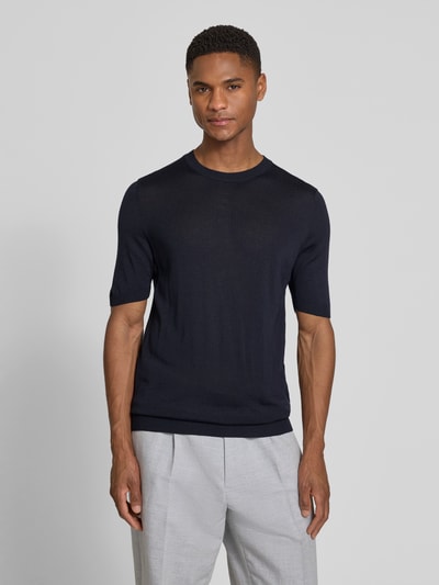 Mannenmodel draagt gebreid shirt met ronde hals, slim fit, ribboordjes, labeldetail en ruglengte 66 cm, Strickshirt mit Rundhalsausschnitt van MAERZ Muenchen, whole body view front.