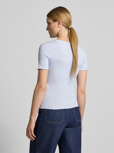 Frauenmodel trägt Slim Fit T-Shirt aus Baumwoll-Mix in Rippstrick von Tom Tailor Denim, Optik: Unifarben, Ganzkörperansicht Rückansicht.