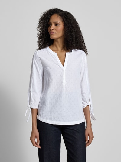 Frauenmodel trägt Regular Fit Bluse mit Tunika-Ausschnitt von Christian Berg Woman, weiße Baumwolle, 3/4-Arm, Ganzkörperansicht von vorne.
